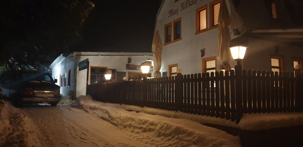 Pension Und Restaurant Die Burg Ehrenfriedersdorf ภายนอก รูปภาพ