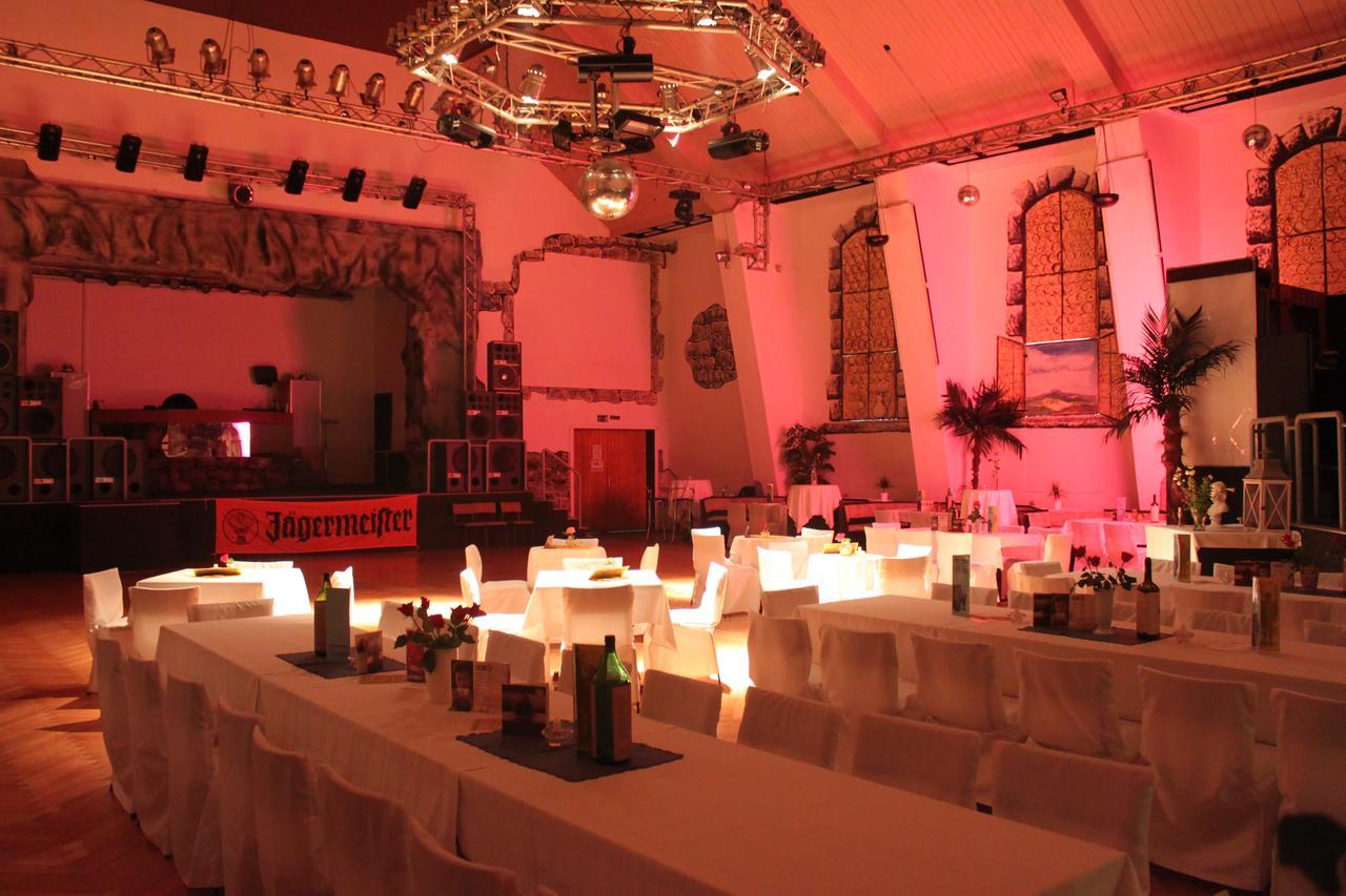 Pension Und Restaurant Die Burg Ehrenfriedersdorf ภายนอก รูปภาพ